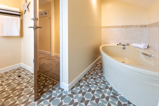 Home Farm End Cottage's upstairs bathroom