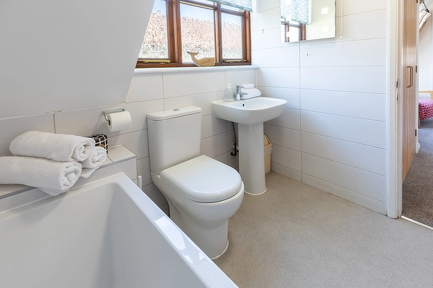 Barnett's Cottage's main bathroom