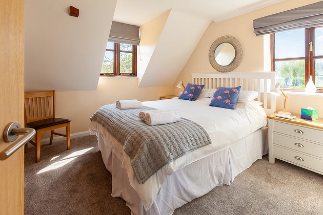 Barnett's Cottage's king-size bedroom