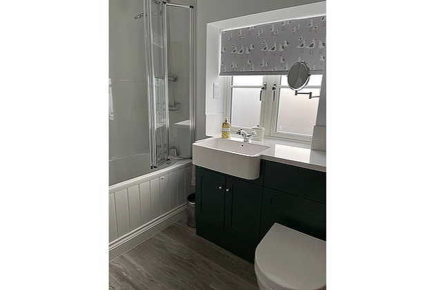 Barnfield Lodge's main bathroom