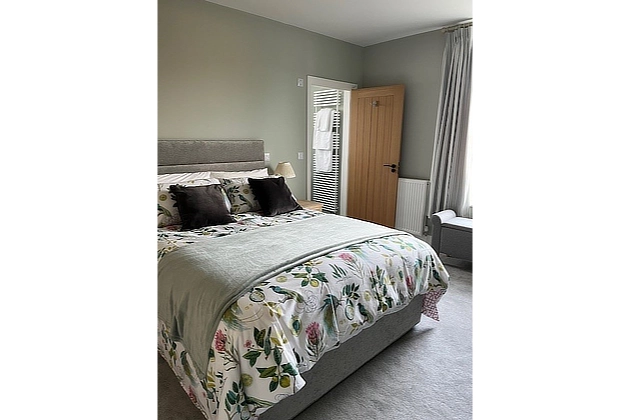 Barnfield Lodge's king-sized bedroom
