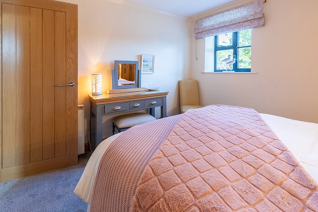 Lapwing Cottage's king-size bedroom's dresser