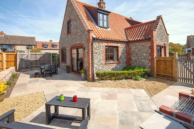 Narroogal Cottage's general view showing new patio and barbecue area