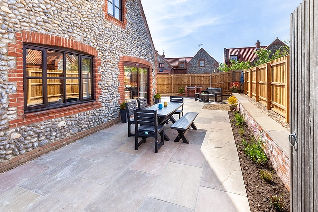 Narroogal Cottage's patio dining area